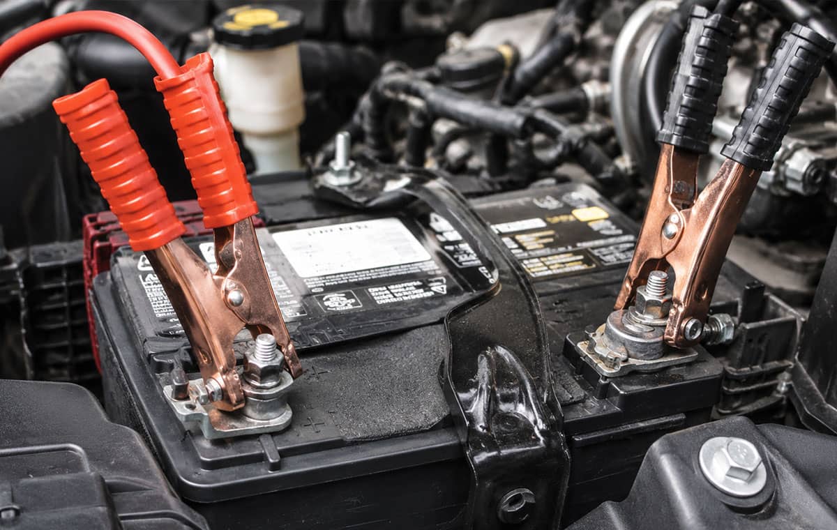 Dépannage batterie faible pour une voiture immobilisée à Marseille