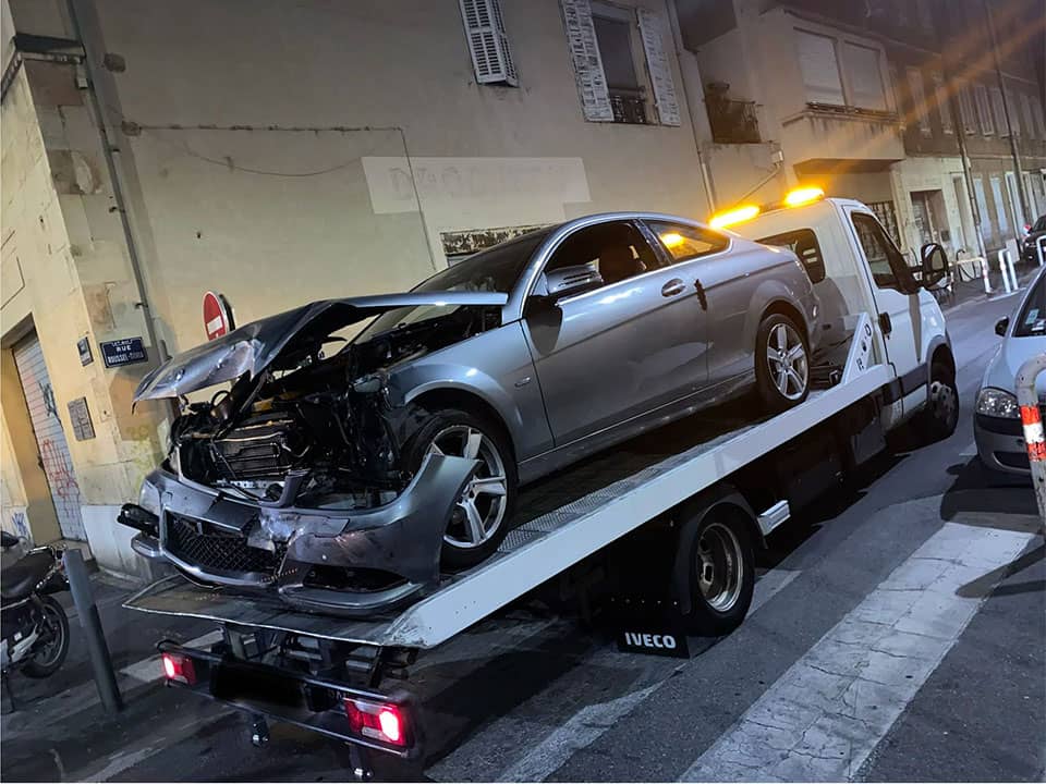 Remorquage d’une voiture accidentée sur dépanneuse