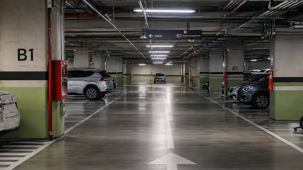 Extraction et remorquage d’une voiture dans un parking souterrain à Marseille