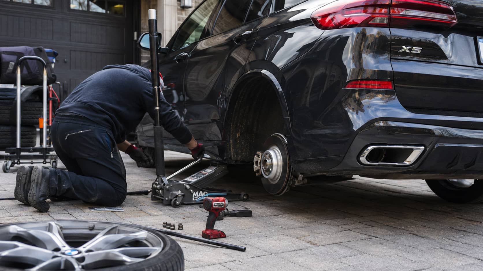 Permutation de pneus sur une BMW à Marseille