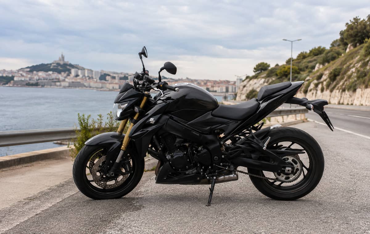 Dépannage d’une moto dont le pneu se dégonfle sans trou visible